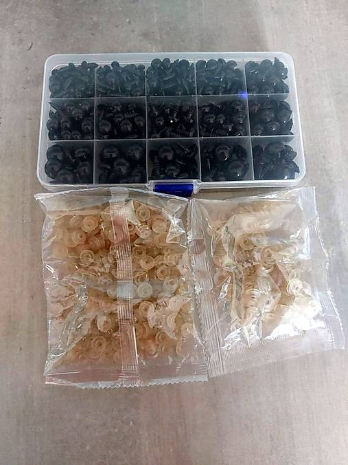 Veľký box očiek (350ks + 350 poistiek)
