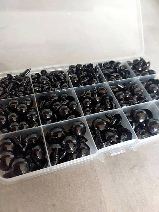 Veľký box očiek (350ks + 350 poistiek)