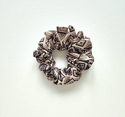 Basic MAXI scrunchie (hnedo-béžová ornamentová)