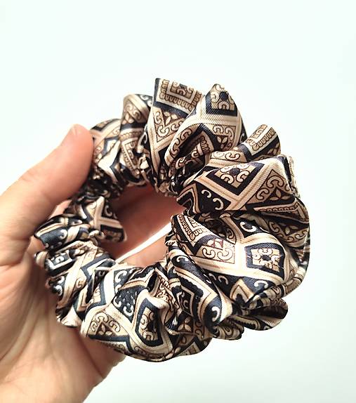 Basic MAXI scrunchie (hnedo-béžová ornamentová)