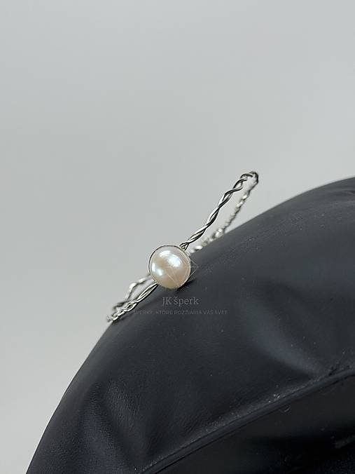 Jemný strieborný 925/1000 náramok s riečnou perlou