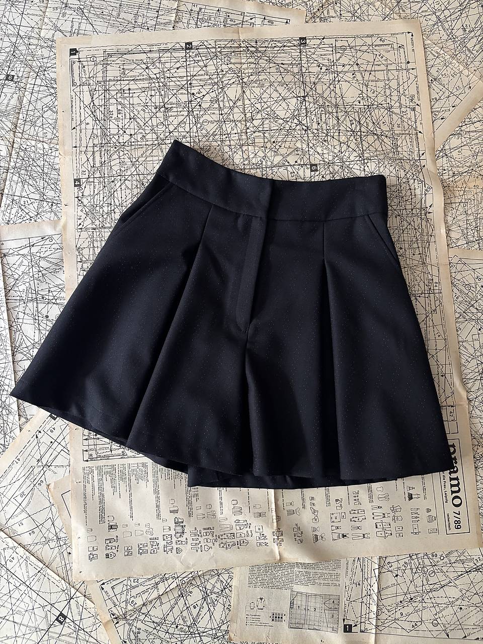 Čierne vlnené zmesové šortky s červeným tkaním