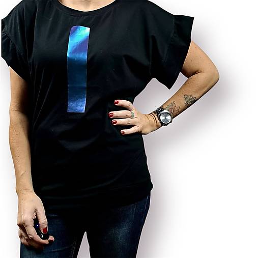 Černé tričko s volánky a geometrií