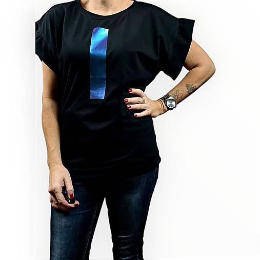 Černé tričko s volánky a geometrií