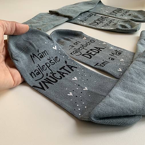 Maľované ponožky pre najlepšiu BABKU/najlepšieho DEDKA, ktorá má najlepšie vnúčatká sivé s menami vnúčat