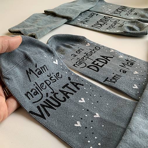 Maľované ponožky pre najlepšiu BABKU/najlepšieho DEDKA, ktorá má najlepšie vnúčatká sivé s menami vnúčat