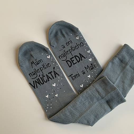 Maľované ponožky pre najlepšiu BABKU/najlepšieho DEDKA, ktorá má najlepšie vnúčatká sivé s menami vnúčat