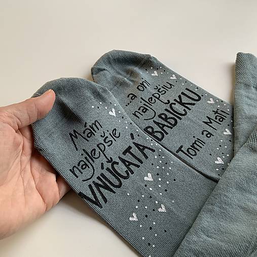 Maľované ponožky pre najlepšiu BABKU/najlepšieho DEDKA, ktorá má najlepšie vnúčatká sivé s menami vnúčat