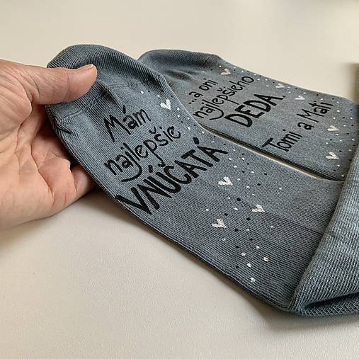 Maľované ponožky pre najlepšiu BABKU/najlepšieho DEDKA, ktorá má najlepšie vnúčatká sivé s menami vnúčat