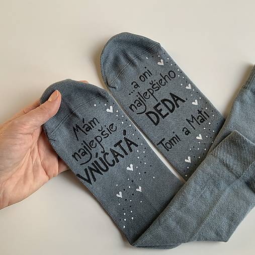 Maľované ponožky pre najlepšiu BABKU/najlepšieho DEDKA, ktorá má najlepšie vnúčatká sivé s menami vnúčat