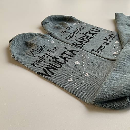 Maľované ponožky pre najlepšiu BABKU/najlepšieho DEDKA, ktorá má najlepšie vnúčatká sivé s menami vnúčat
