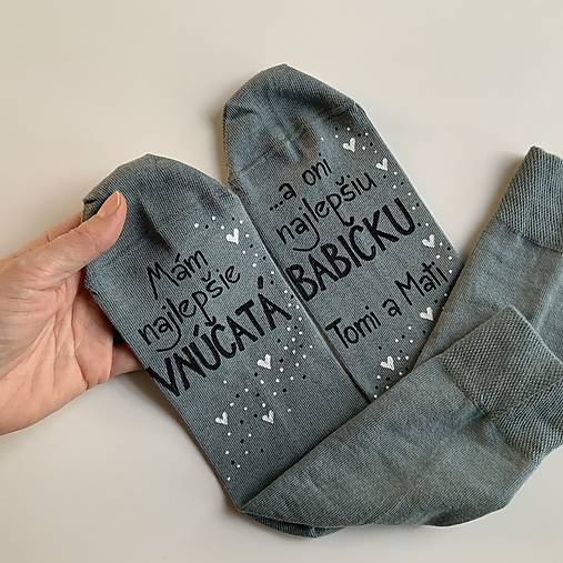 Maľované ponožky pre najlepšiu BABKU/najlepšieho DEDKA, ktorá má najlepšie vnúčatká sivé s menami vnúčat