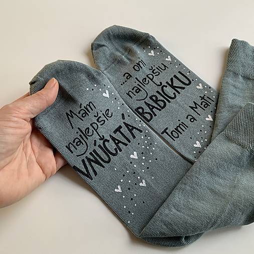 Maľované ponožky pre najlepšiu BABKU/najlepšieho DEDKA, ktorá má najlepšie vnúčatká sivé s menami vnúčat