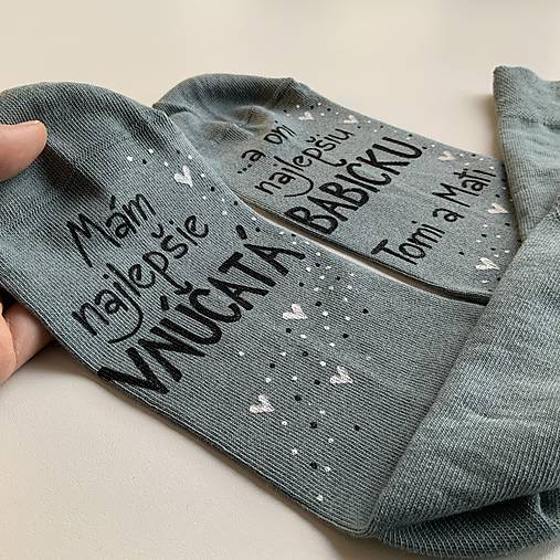 Maľované ponožky pre najlepšiu BABKU/najlepšieho DEDKA, ktorá má najlepšie vnúčatká sivé s menami vnúčat