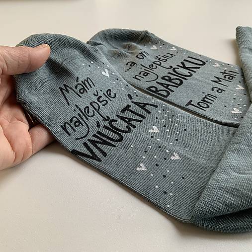 Maľované ponožky pre najlepšiu BABKU/najlepšieho DEDKA, ktorá má najlepšie vnúčatká sivé s menami vnúčat