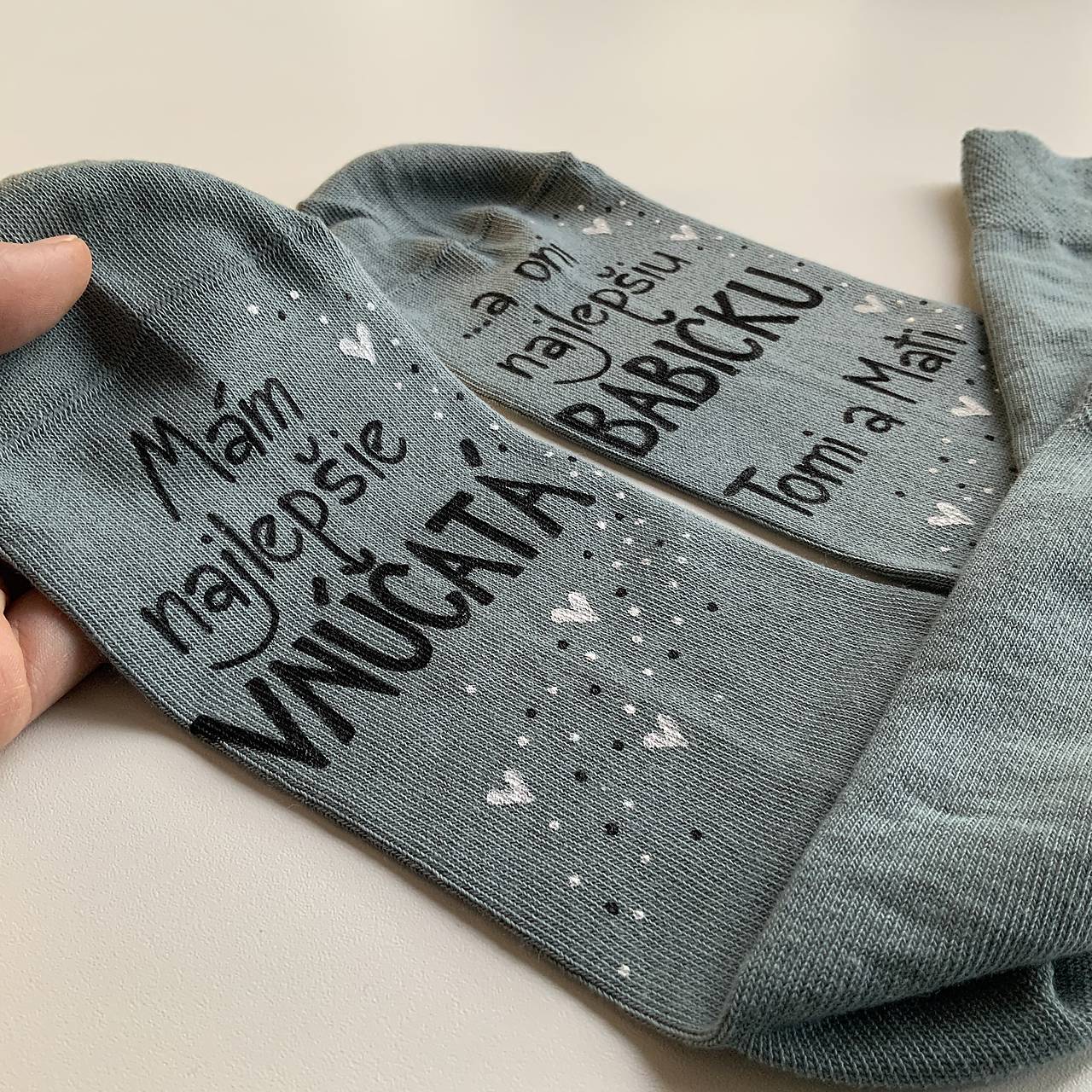 Maľované ponožky pre najlepšiu BABKU/najlepšieho DEDKA, ktorá má najlepšie vnúčatká sivé s menami vnúčat