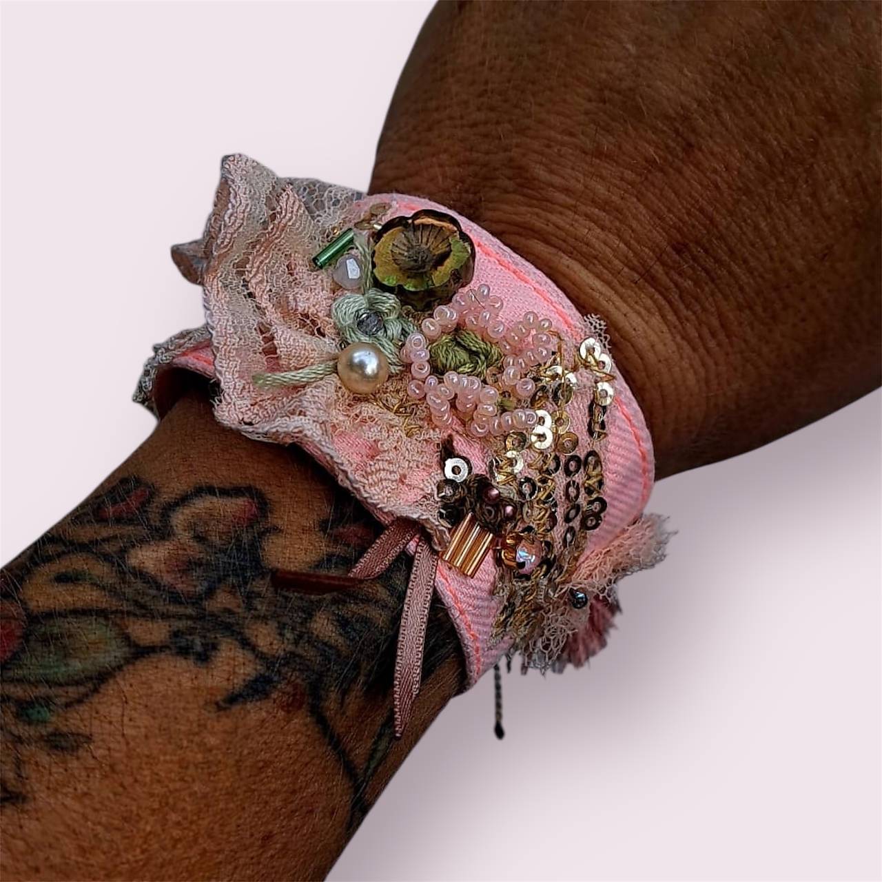 Vyšívaný náramek L.O.V.E