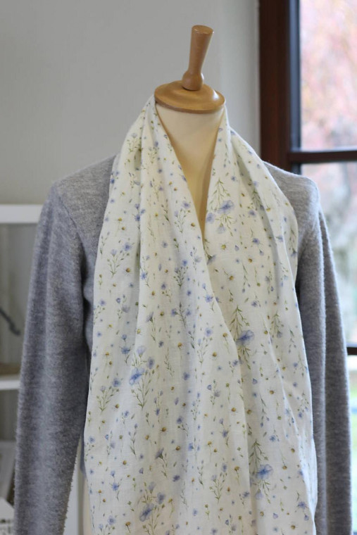 Romantická dámska jemná šatka zo 100% ľanu s autorským motívom ľanových kvetín "Linen"