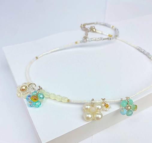 Korálkový náhrdelník  plný květů