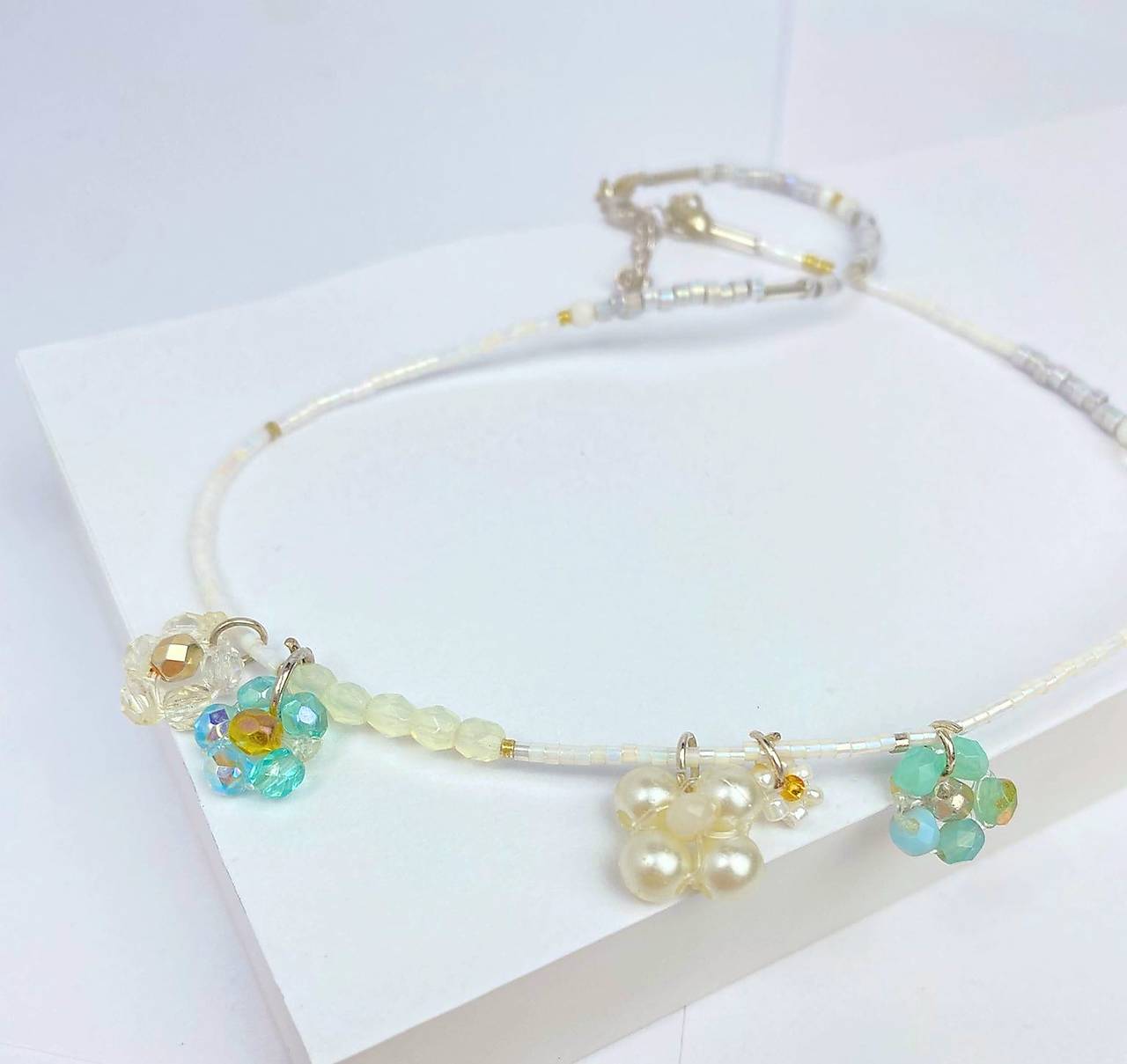 Korálkový náhrdelník  plný květů