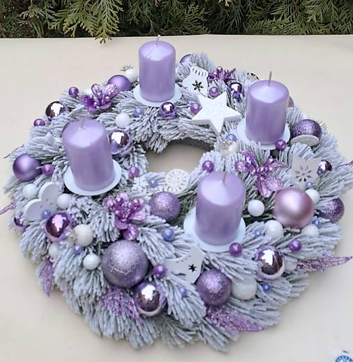 Dekorácie - Adventný veniec fialový 33 cm - 18049275_
