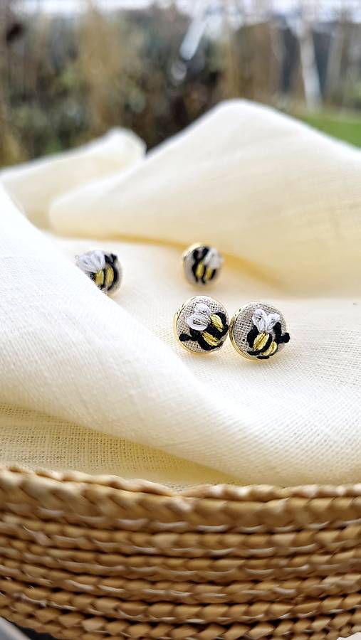 Náušnice - Zlaté včielky - ľanové, ručne vyšívané náušnice (Gold plating 24kt) - 18049686_