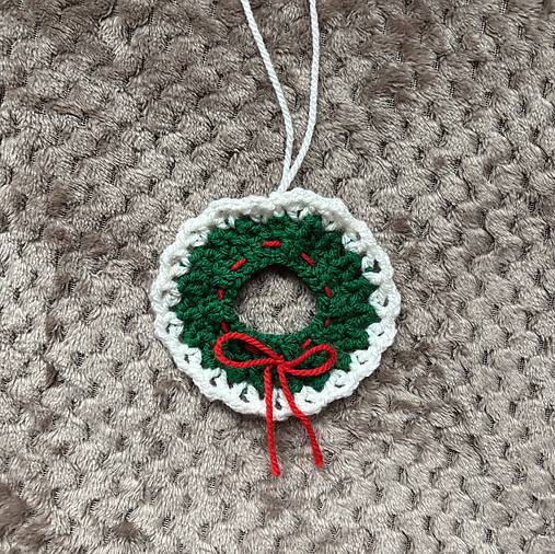Dekorácie - háčkované vianočné ozdoby - gule, snehové vločky, veniec - ozdoby na zavesenie (Vianočný veniec ozdoba) - 18049493_