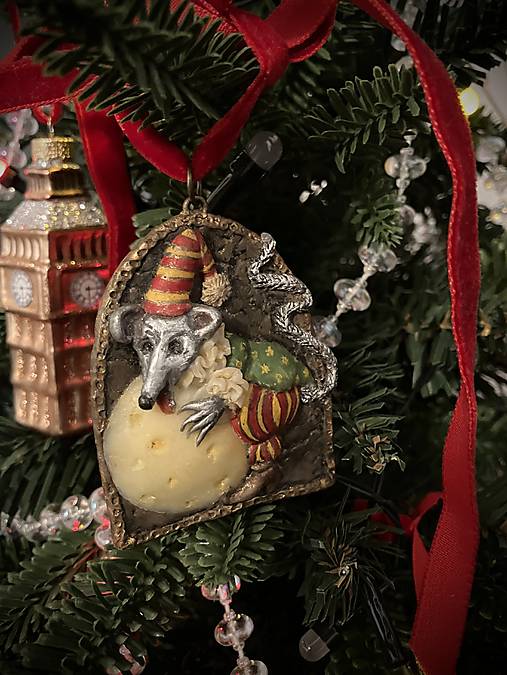 Dekorácie - Vianočná dekorácia – krysa Syrový Strážca - ručne robený zberateľský ornament - 18049298_