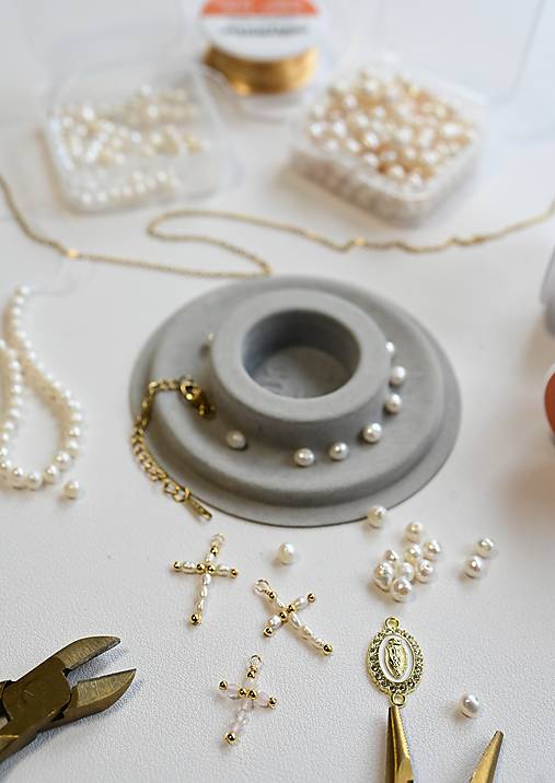 Dámsky ruženec na ruku z riečnych perál