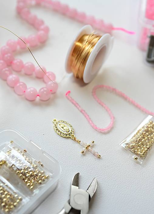 Dámsky ruženec na ruku z ruženínu