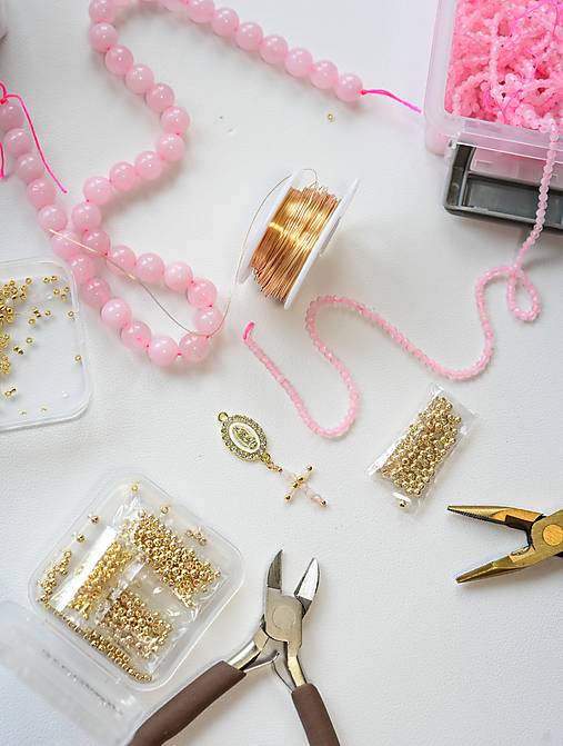 Dámsky ruženec na ruku z ruženínu