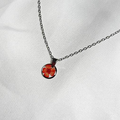 Minimalistický náhrdelník s drobným kvietkom (Strieborná s oranžovým kvetom)