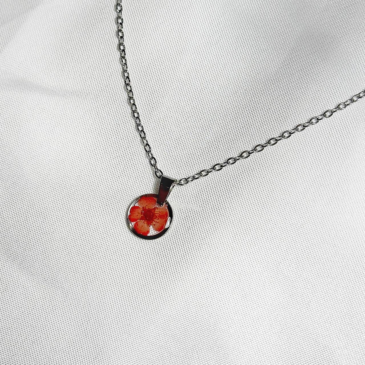 Minimalistický náhrdelník s drobným kvietkom (Strieborná s oranžovým kvetom)