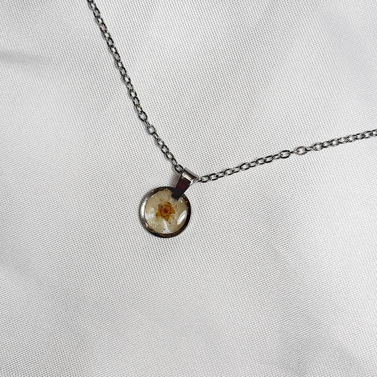 Minimalistický náhrdelník s drobným kvietkom (Strieborná s béžovým kvetom)