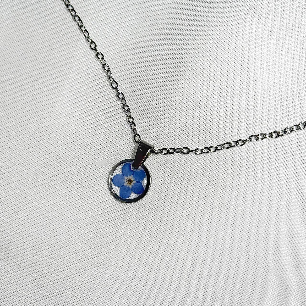 Minimalistický náhrdelník s drobným kvietkom (Strieborná s nezábudkou)