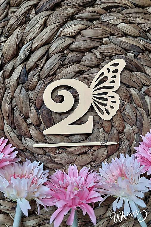 Dekorácie - Rozprávkové drevené čísla s motýlim krídlom - zápich do torty  (Číslo 2) - 18050600_
