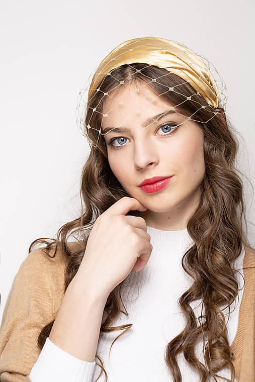 Ozdoby do vlasov - Spoločenský klobúčik s drapovaným hodvábom v retro štýle, elegantná široká čelenka z hodvábu na svadbu, príležitosti - 18051331_