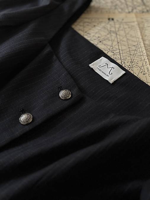 Antracitové šaty Thesia z ľanu a bavlny s jemným prúžkom