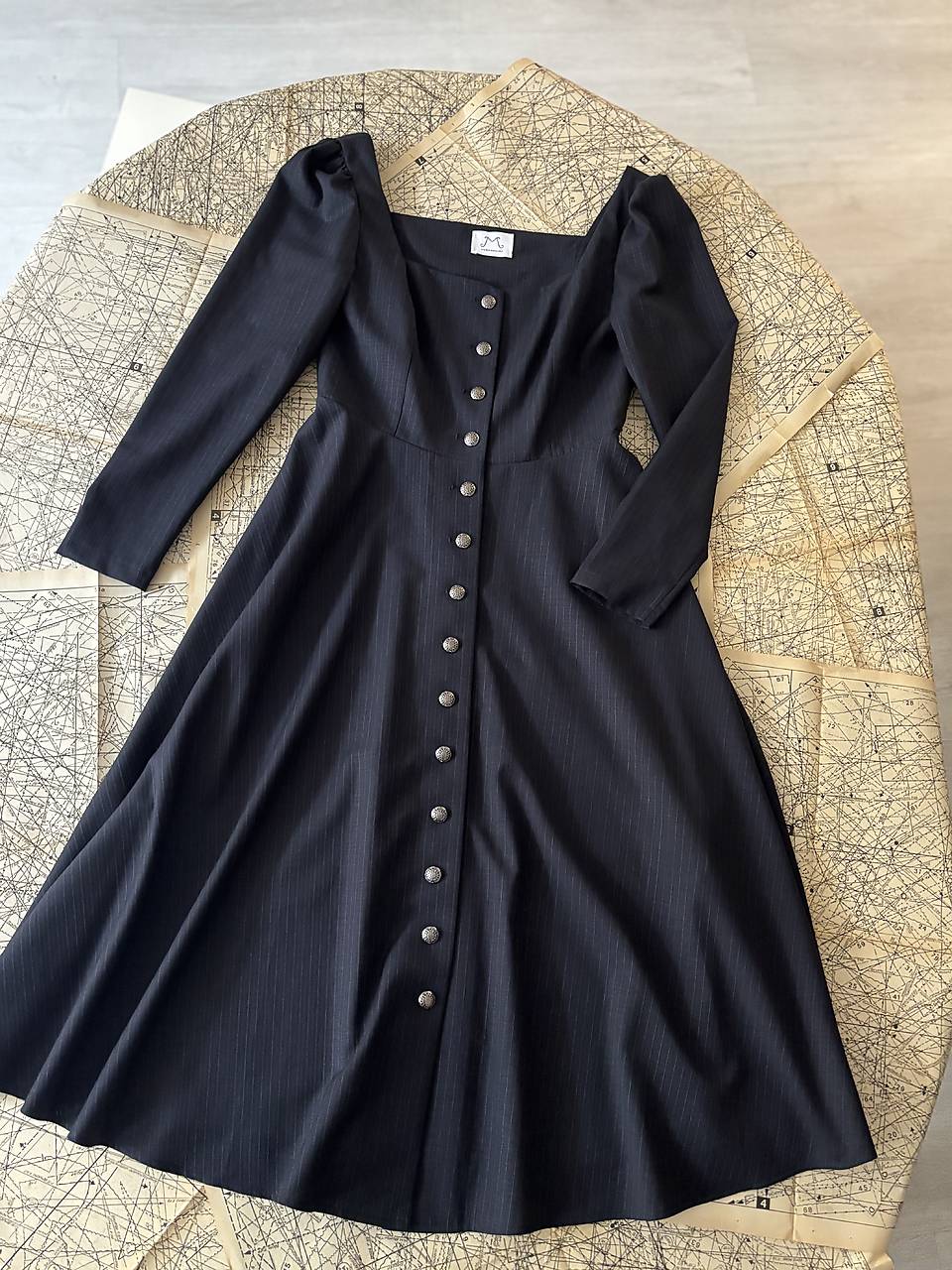 Antracitové šaty Thesia z ľanu a bavlny s jemným prúžkom