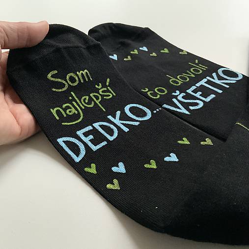 Maľované ponožky s nápisom: "Najlepší dedko, čo dovolí všetko" (čierne 2)
