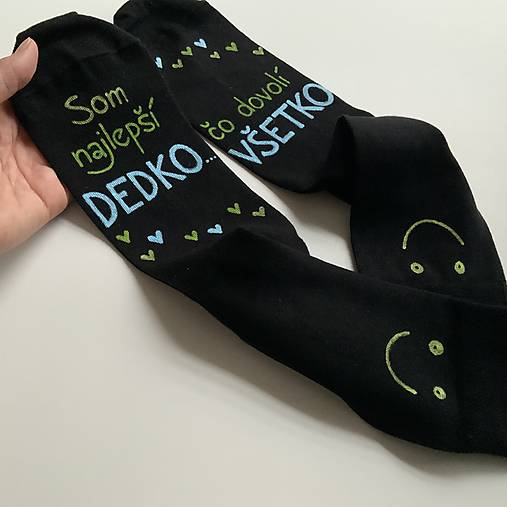 Maľované ponožky s nápisom: "Najlepší dedko, čo dovolí všetko" (čierne 2)