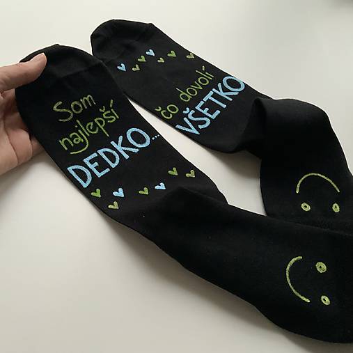 Maľované ponožky s nápisom: "Najlepší dedko, čo dovolí všetko" (čierne 2)