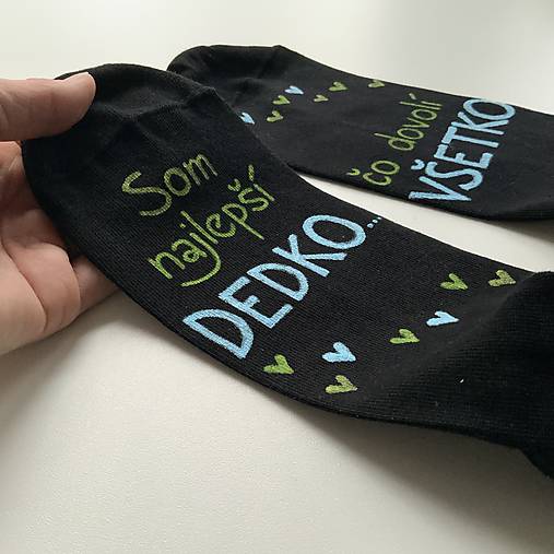 Maľované ponožky s nápisom: "Najlepší dedko, čo dovolí všetko" (čierne 2)