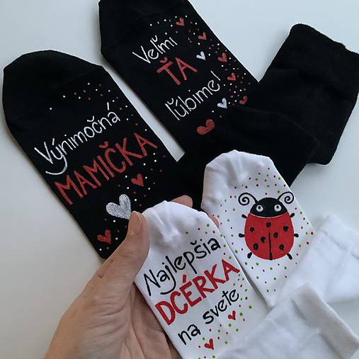 Maľované ponožky pre MAMU (čierne s nápisom: "výnimočná MAMA...”)