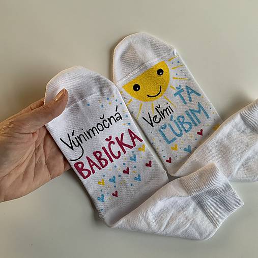 Maľované ponožky s nápisom : "Super MAMA/MAMKA/ ešte lepšia BABIČKA" (S motýlikmi a nápisom na želanie)