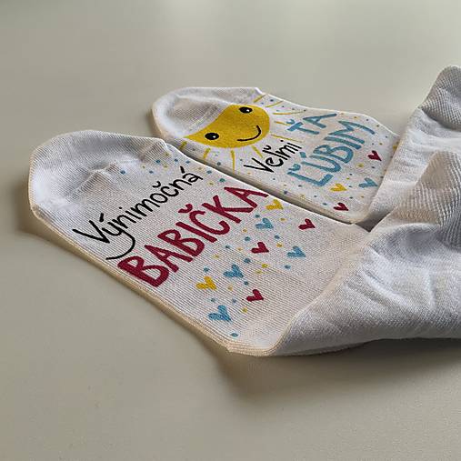 Maľované ponožky s nápisom : "Super MAMA/MAMKA/ ešte lepšia BABIČKA" (S motýlikmi a nápisom na želanie)