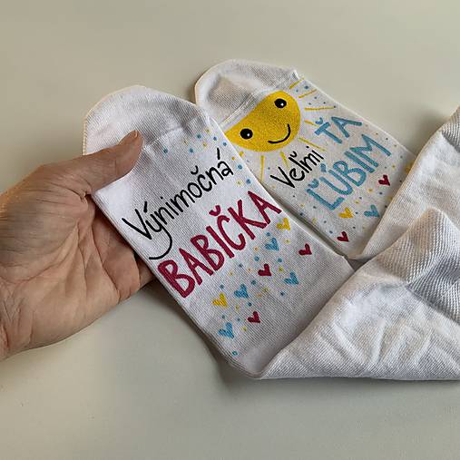 Maľované ponožky s nápisom : "Super MAMA/MAMKA/ ešte lepšia BABIČKA" (S motýlikmi a nápisom na želanie)