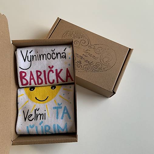 Maľované ponožky s nápisom : "Super MAMA/MAMKA/ ešte lepšia BABIČKA" (S motýlikmi a nápisom na želanie)