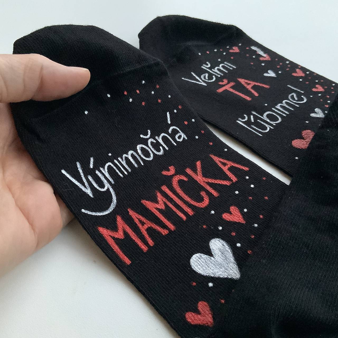 Maľované ponožky pre MAMU (čierne s nápisom: "výnimočná MAMA...”)