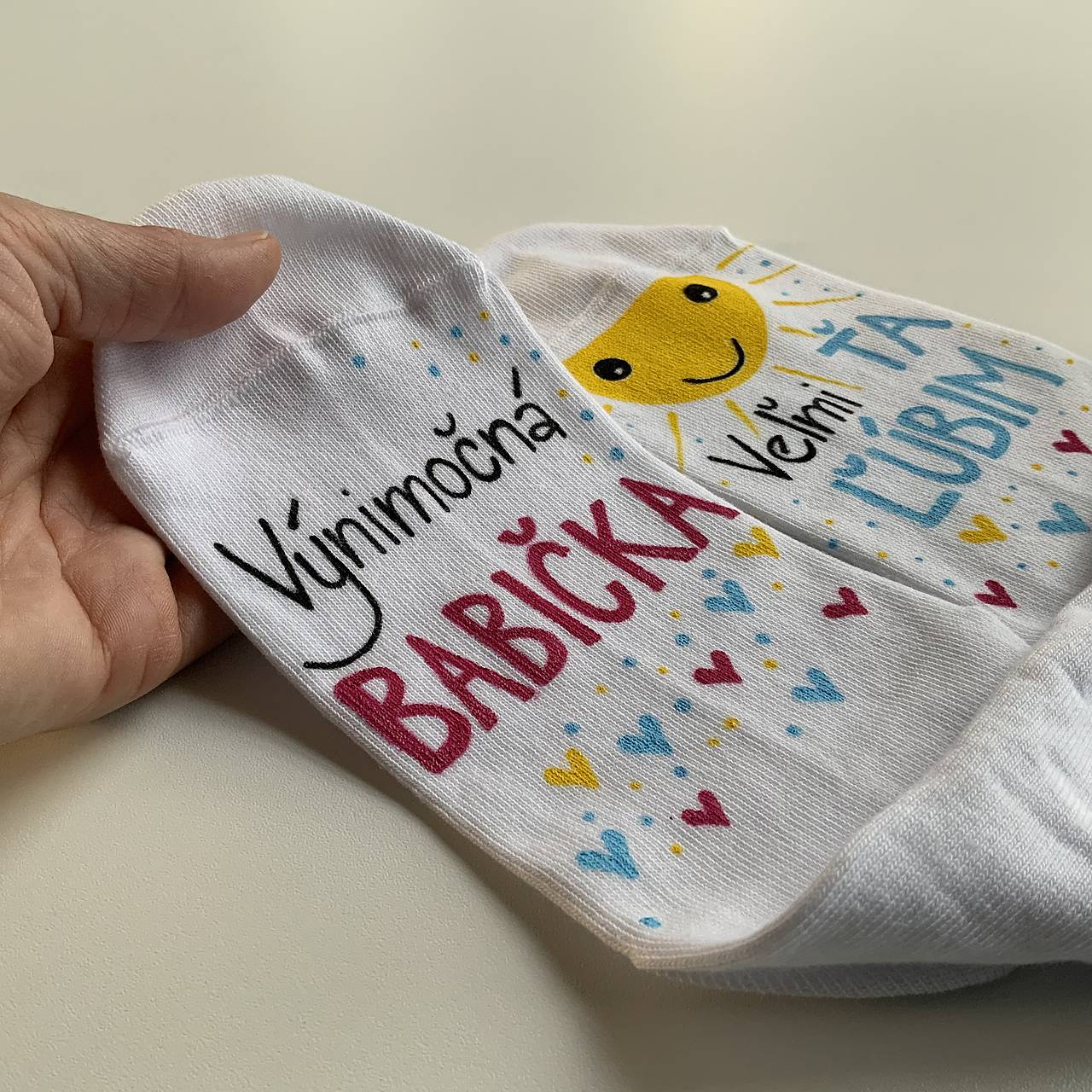 Maľované ponožky s nápisom : "Super MAMA/MAMKA/ ešte lepšia BABIČKA" (S motýlikmi a nápisom na želanie)